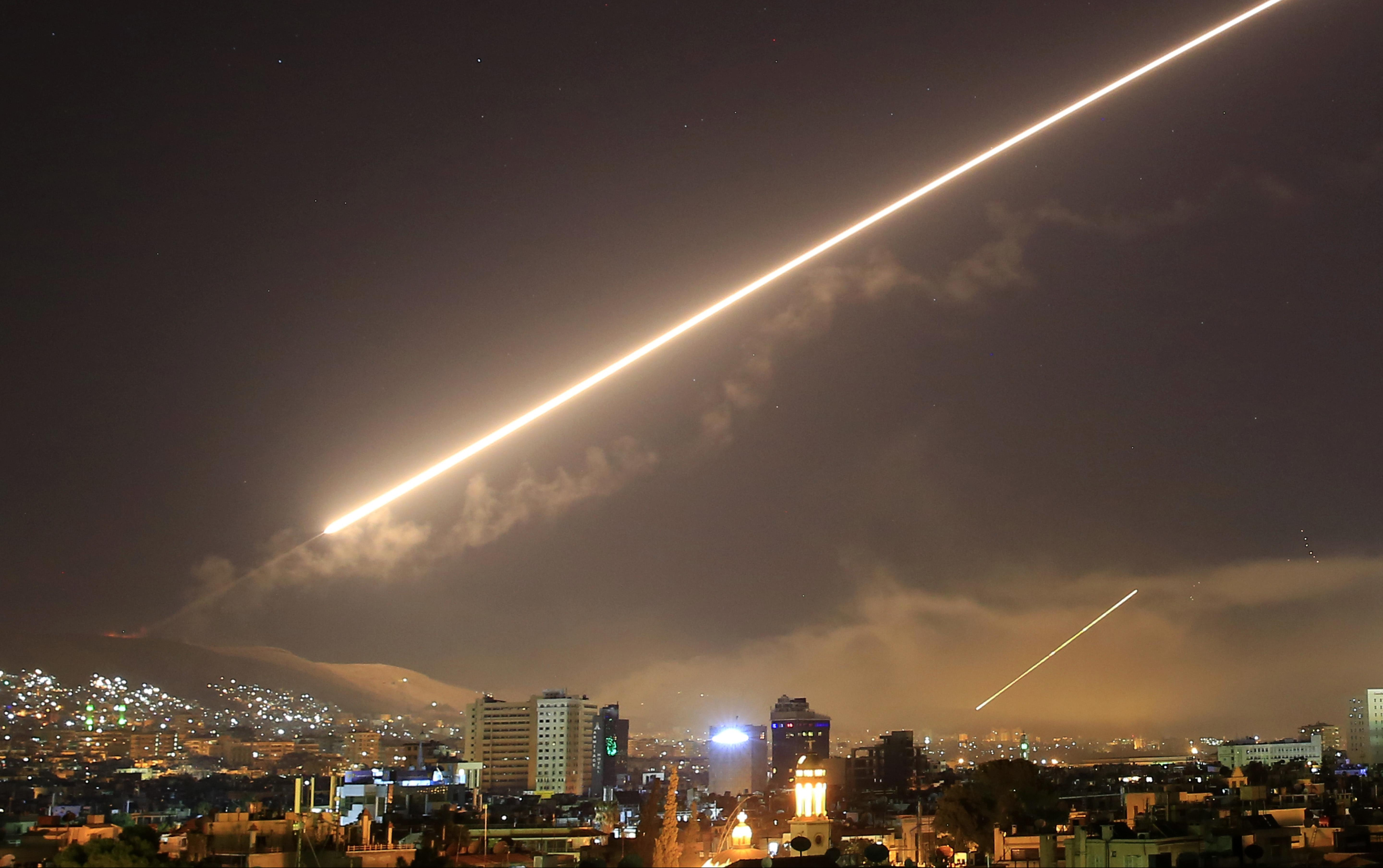 (VIDEO) IZRAEL RAKETAMA NAPAO SIRIJU: Glasne eksplozije odjekuju Damaskom, SIRIJSKA PVO ODBILA NAPAD!